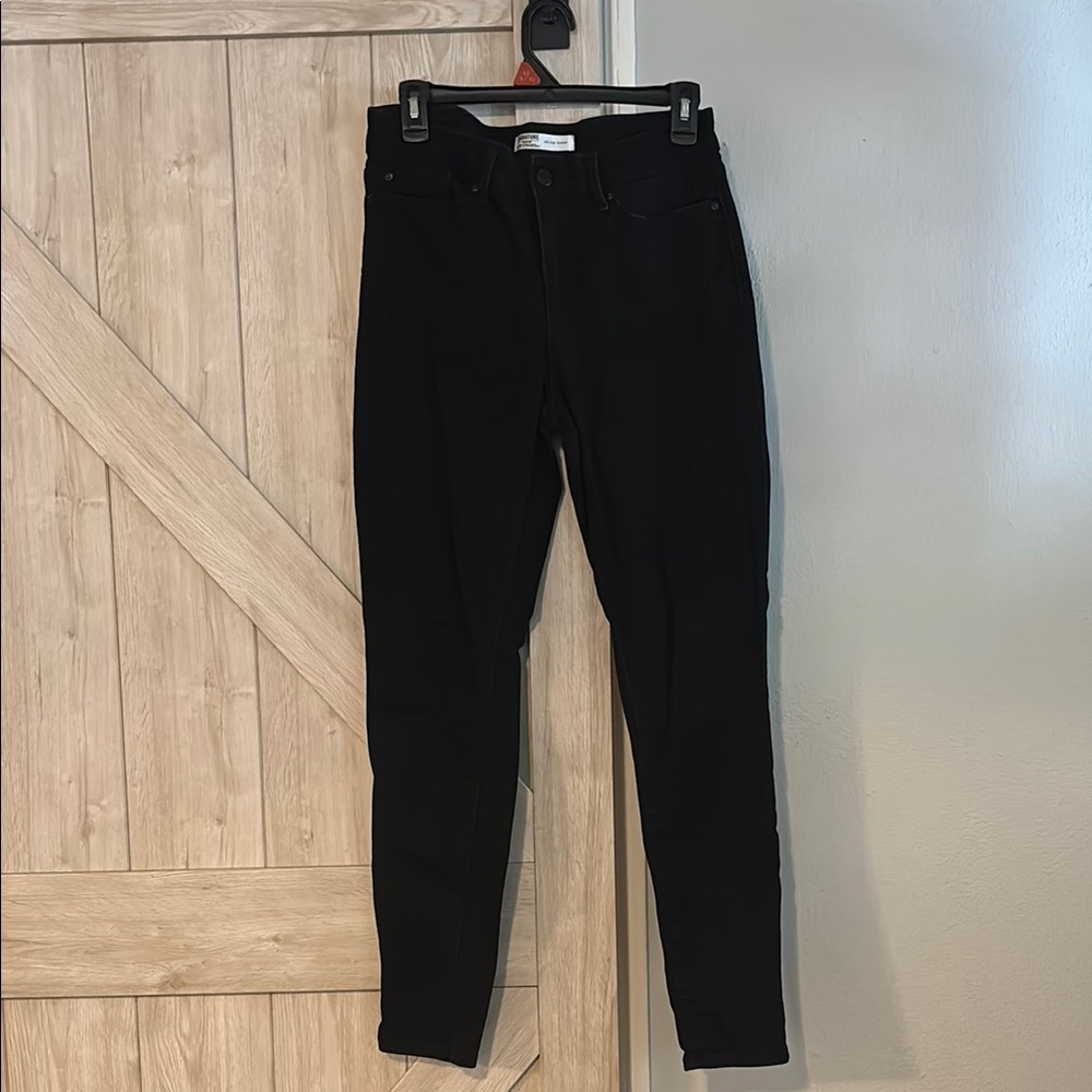 Black skinny Levi’s